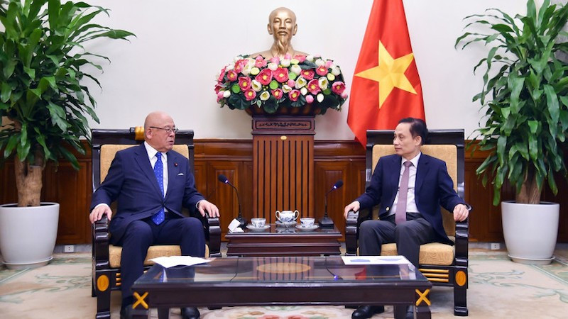 Министр иностранных дел Ле Хоай Чунг и специальный советник Альянса парламентариев японско-вьетнамской дружбы Такебе Цутому. Фото: МИД Вьетнама