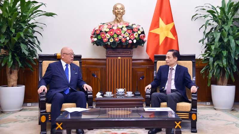 Министр иностранных дел Ле Хоай Чунг и специальный советник Альянса парламентариев японско-вьетнамской дружбы Такебе Цутому. Фото: МИД Вьетнама