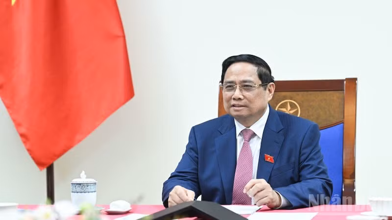 Премьер-министр Фам Минь Тьинь выступает на разговоре. Фото: Чан Хай