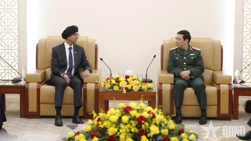 Генерал армии Фан Ван Жанг и Посол Сингапура во Вьетнама Раджпал Сингх. Фото: qdnd.vn