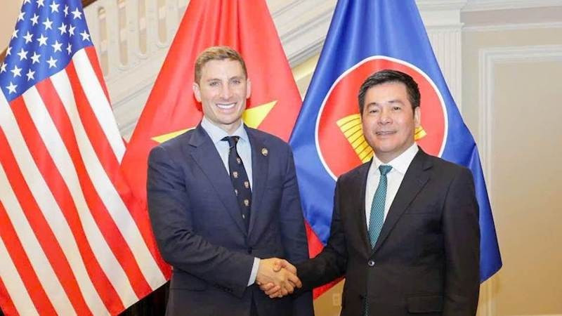 Министр промышленности и торговли Нгуен Хонг Зиен и Заместитель госсекретаря по экономическому росту, энергетике и окружающей среде Джейкоб Хелберг. Фото: moit.gov.vn