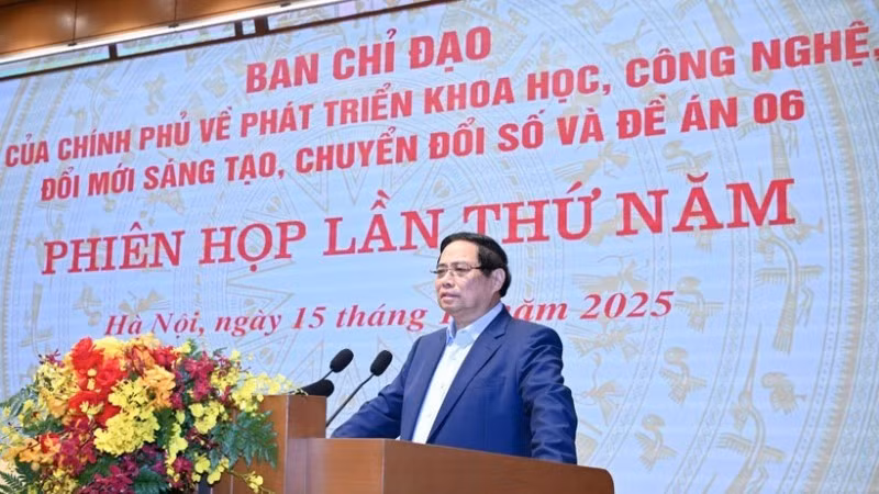 Премьер-министр Фам Минь Тьинь выступает на заседании. Фото: Чан Хай