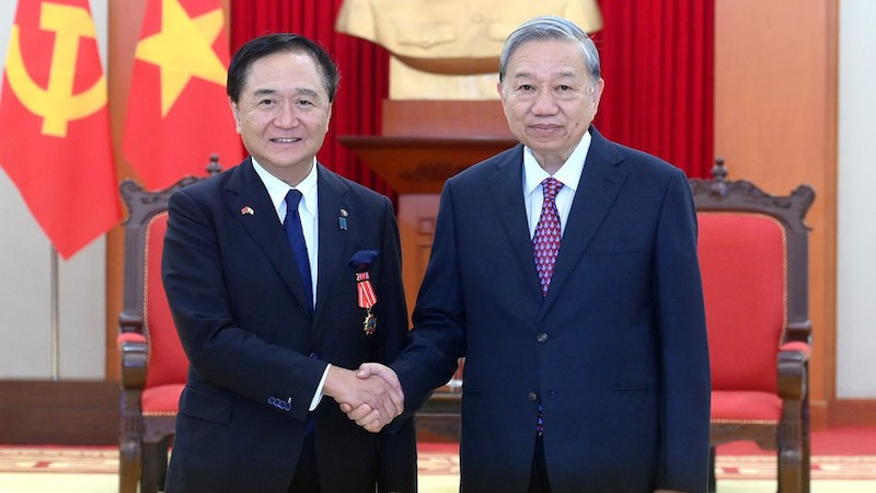 Генеральный секретарь ЦК КПВ То Лам и губернатор префектуры Канагава Куроива Юдзи. Фото: Данг Кхоа