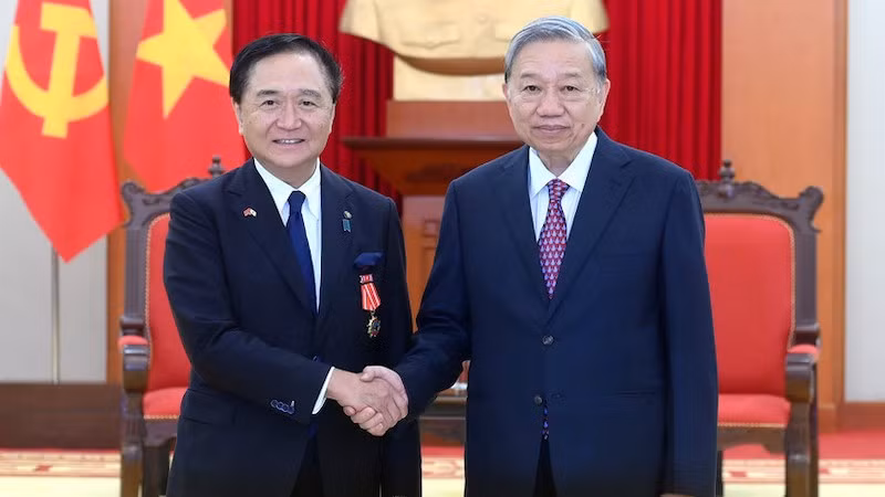 Генеральный секретарь ЦК КПВ То Лам и губернатор префектуры Канагава Куроива Юдзи. Фото: Данг Кхоа