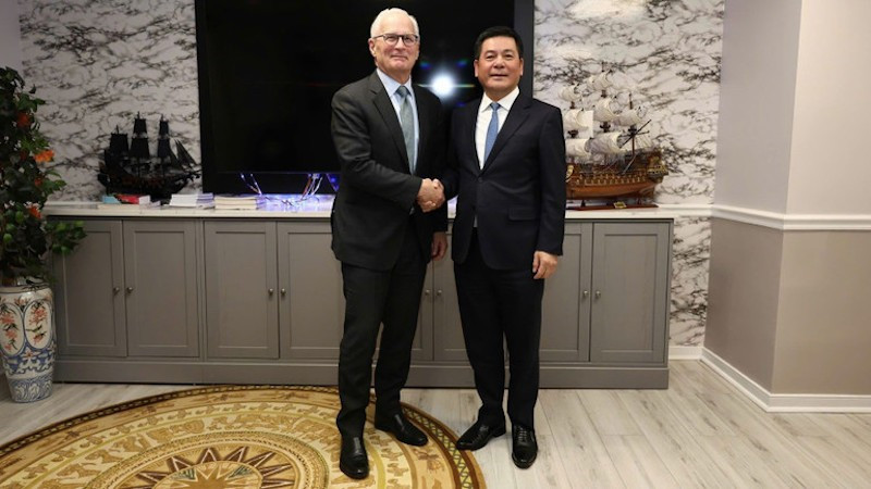 Министр промышленности и торговли Нгуен Хонг Зиен и председатель, генеральный директор SIA Джон Нойффер.