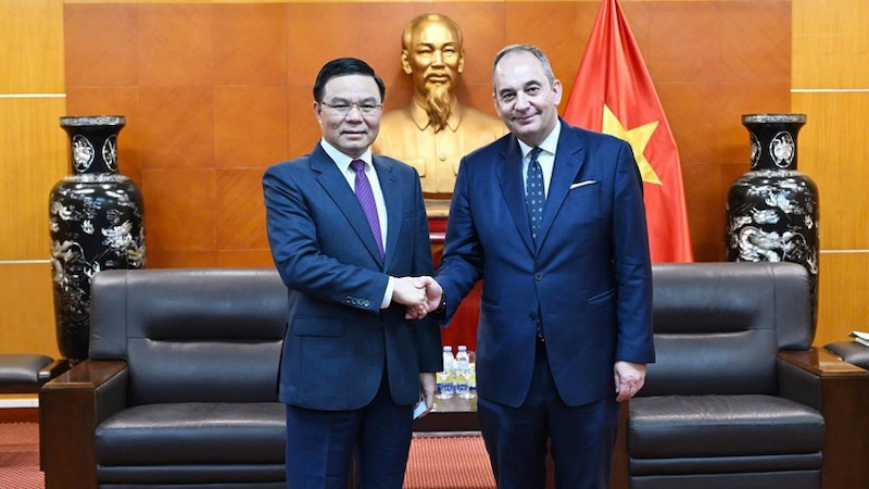 И.о. министра промышленности и торговли Ле Мань Хунг и первый вице-председатель парламента Греции Иоаннис Плакиотакис. Фото: Министерство промышленности и торговли 