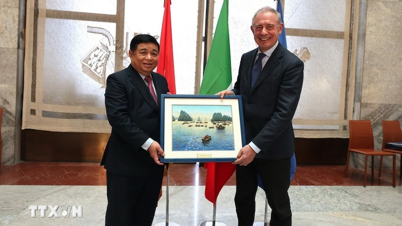 Вице-премьер Нгуен Тьи Зунг и Министр по делам предприятий и продукции «Сделано в Италии» Адольфо Урсо. Фото: ВИА