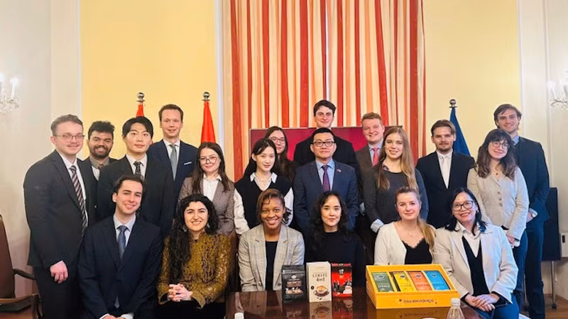 Посол Вьетнама в Австрии Ву Ле Тхай Хоанг и участники мероприятия. Фото: ВИА