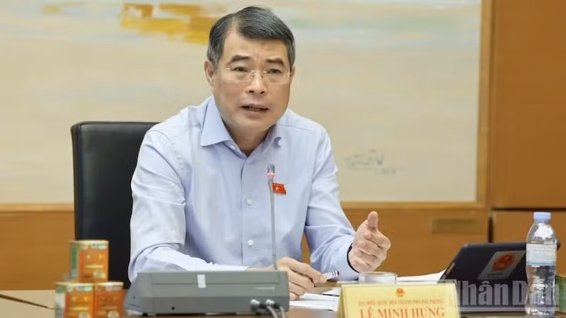 Премьер-министр Ле Минь Хынг выступает на обсуждении. Фото: Зои Линь