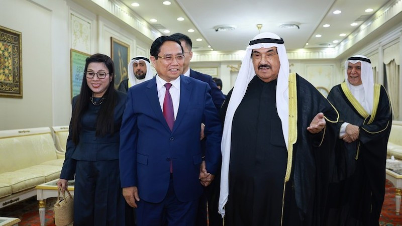 Премьер-министр Фам Минь Тьинь и бывший Премьер-министр Кувейта шейх Насер Аль-Мохаммед Аль-Джабер Ас-Сабах. Фото: ВИA