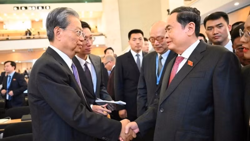 Председатель НС Чан Тхань Ман и Председатель ВСНП Китая Чжао Лэцзи. Фото: ВИА