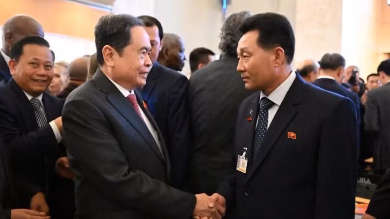 Председатель НС Чан Тхань Ман и Председатель Верховного народного собрания КНДР Пак Ин Чхоль. Фото: quochoi.vn