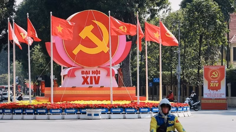 Символы серпа и молота, партийный флаг и Государственный флаг торжественно размещены на перекрёстке улиц Дьенбьенфу – Доклап – Тюванан в честь XIV съезда. Фото: ВИА