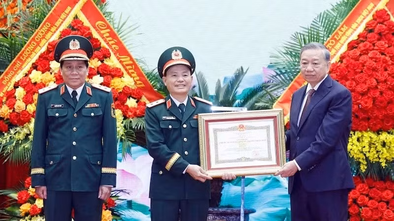 Генеральный секретарь ЦК КПВ, Президент То Лам вручает 3-му военному округу звание Героя Народных вооруженных сил. Фото: ВИА