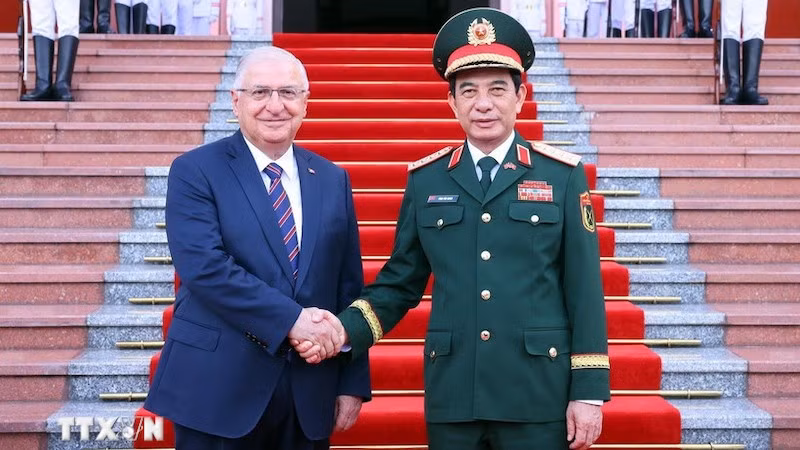 Генерал армии Фан Ван Зянг и Министр обороны Турции Яшар Гюлер. Фото: ВИА