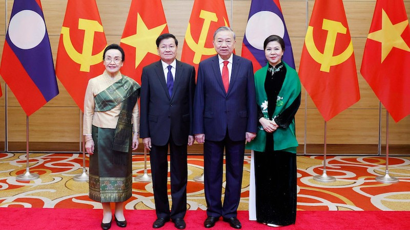 Генсекретарь То Лам и его супруга с Генсекретарём ЦК НРПЛ, Президентом Лаоса Тхонглуном Сисулитом и его супругой, 26 января 2026 года, Ханой. Фото: ВИА