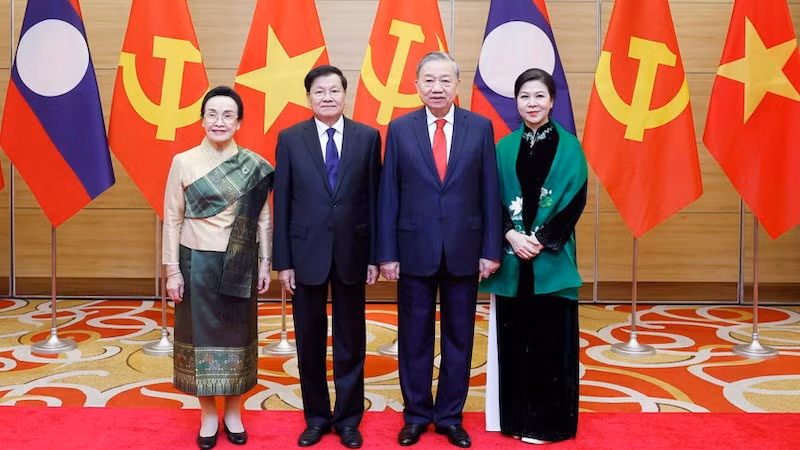Генсекретарь То Лам и его супруга с Генсекретарём ЦК НРПЛ, Президентом Лаоса Тхонглуном Сисулитом и его супругой, 26 января 2026 года, Ханой. Фото: ВИА