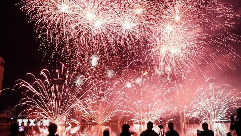 Фейерверки озаряют реку Хан на Международном фестивале фейерверков в Дананге 2025 года. Фото: ВИА