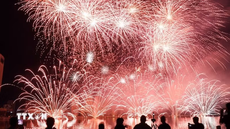 Фейерверки озаряют реку Хан на Международном фестивале фейерверков в Дананге 2025 года. Фото: ВИА