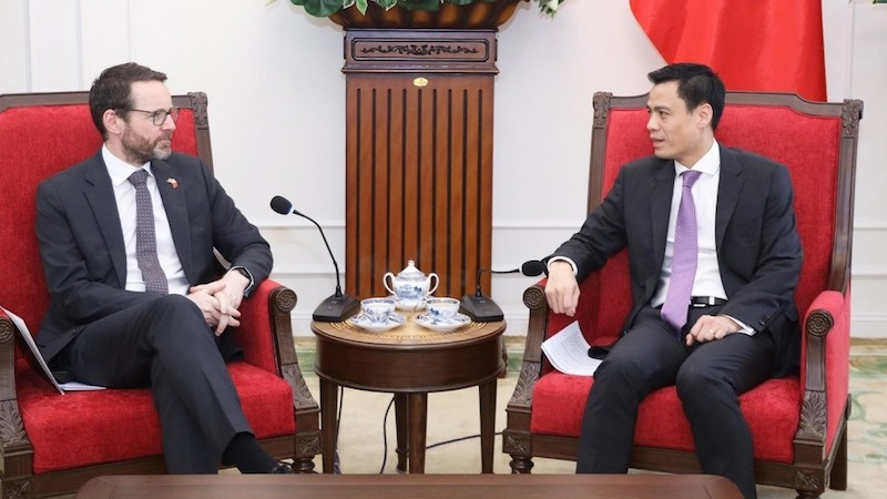 Замминистра иностранных дел Данг Хоанг Зянг и Посол Великобритания во Вьетнаме Иэн Фрю. Фото: baoquocte.vn