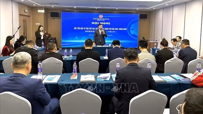 Председатель Народного комитета провинции Футхо Чан Зуй Донг представляет потенциал и преимущества провинции предприятиям Пекина. Фото: ВИА