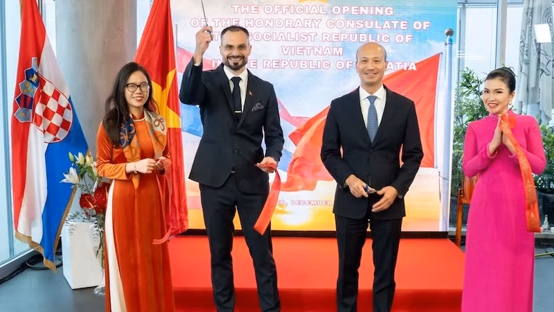 Посол Вьетнама в Хорватии Буй Ле Тхай и Почетный консул Вьетнама в Хорватии Марко Морич на церемонии. Фото: baoquocte.vn