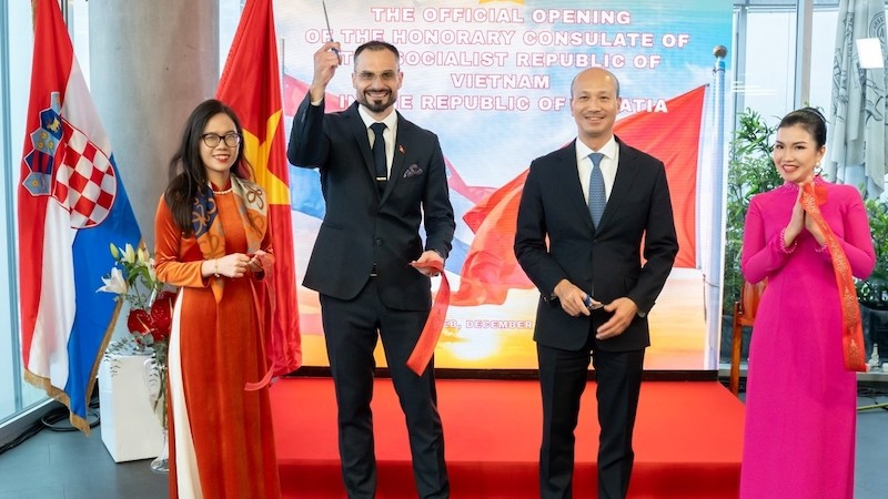 Посол Вьетнама в Хорватии Буй Ле Тхай и Почетный консул Вьетнама в Хорватии Марко Морич на церемонии. Фото: baoquocte.vn