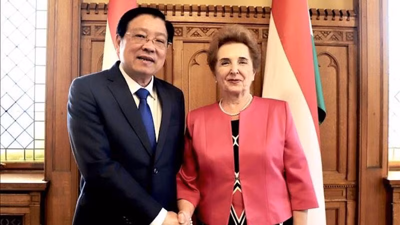 Товарищ Фан Динь Чак и первый заместитель Председателя Госсобрания Венгрии Марта Матраи. Фото: ВИА