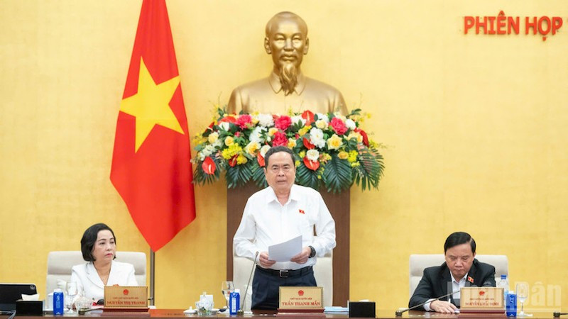 Председатель НС Чан Тхань Ман выступает на закрытии заседания. Фото: Зюи Линь