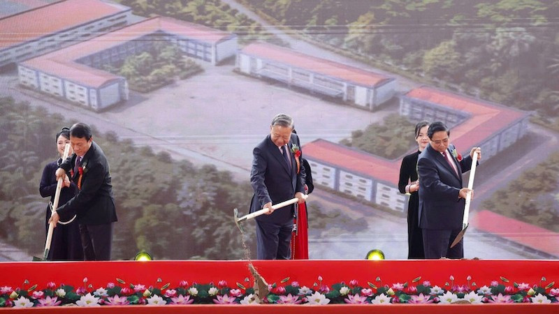 Генеральный секретарь ЦК КПВ То Лам, Премьер-министр Фам Минь Тьинь и делегаты проводят церемонию одновременной закладки и начала строительства школ-интернатов в приграничных сухопутных общинах. Фото: ВИА