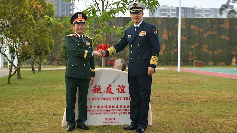 Министр обороны Вьетнама Фан Ван Зянг и Министр обороны Китая Дун Цзюнь.