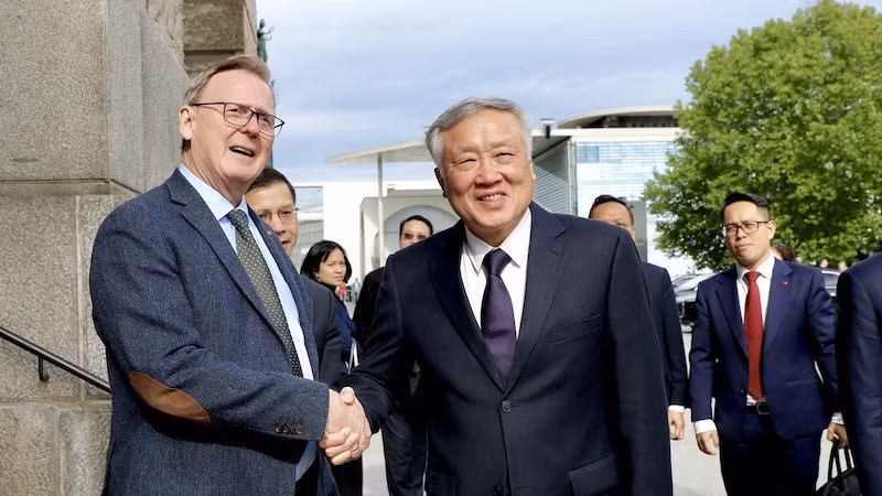 Постоянный вице-премьер Нгуен Хоа Бинь и Зампредседателя Бундестага Германии Бодо Рамелов.