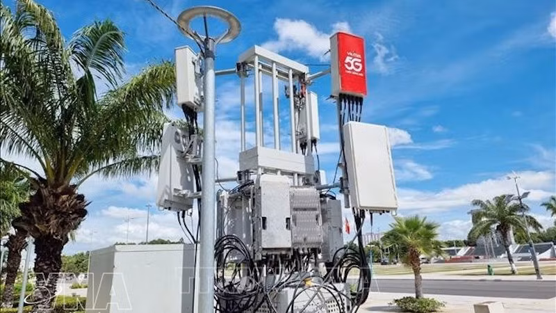 Базовая станция 5G корпорации Viettel обеспечивает покрытие в районе площади 16 апреля в квартале Донгхай провинции Кханьхоа. Фото: ВИА