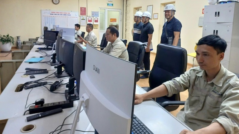 Операторская мусороперерабатывающего завода в Жабинь, провинция Бакнинь. Фото: Нам Фонг