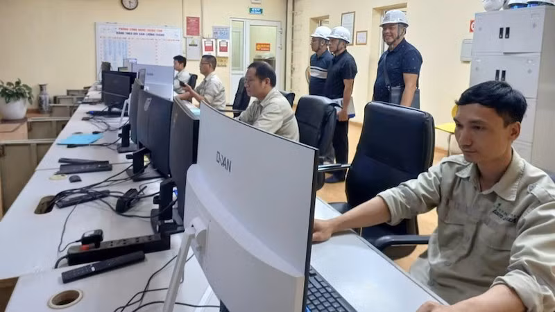 Операторская мусороперерабатывающего завода в Жабинь, провинция Бакнинь. Фото: Нам Фонг