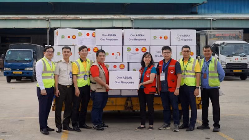 Представитель Вьетнама принимает экстренную гуманитарную помощь Центра AHA. Фото: ВИА