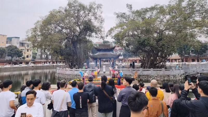 Туристы посещают комплекс «Храм литературы – Куоктыжам».