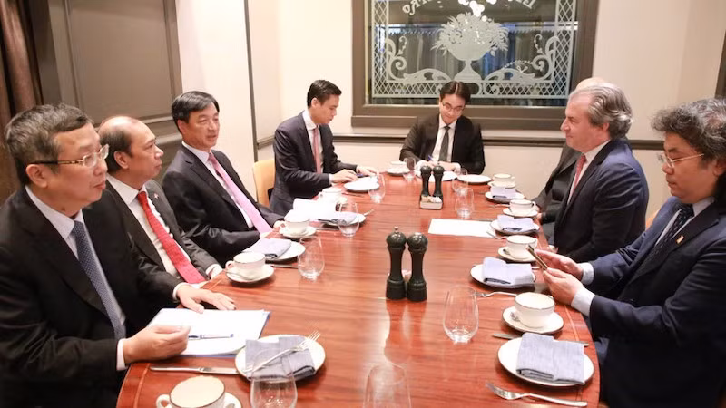 Рабочая встреча между Секретарем парткома Ханоя Нгуен Зюи Нгоком и исполнительным директором Rosen Partners Даниэлем Розеном. Фото: ВИА