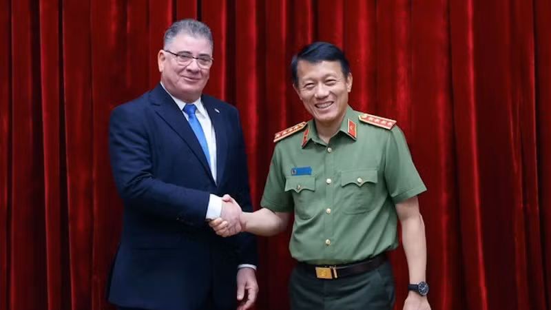 Министр общественной безопасности генерал армии Лыонг Там Куанг и Министр внутренних дел Кубы генерал-полковник Ласаро Альберто Альварес Касас. Фото: ВИА 