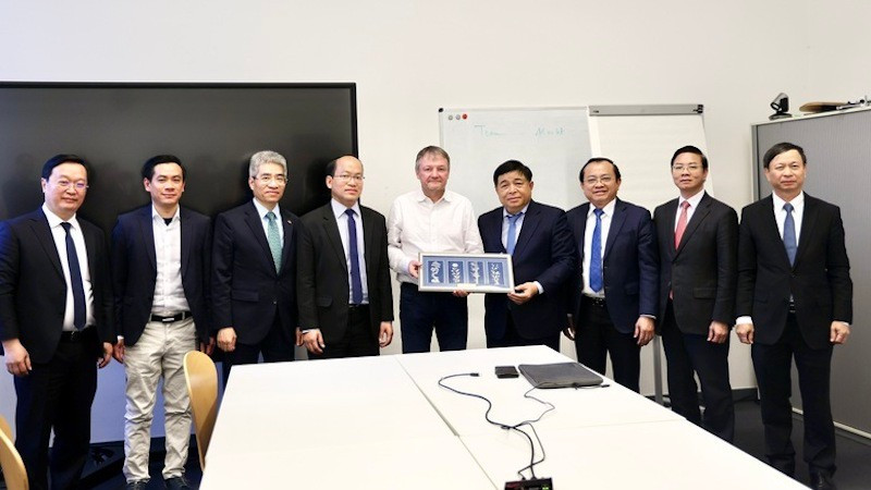 Вице-премьер Нгуен Тьи Зунг и рабочая делегация посещает Берлинский технический университет. Фото: ВИА