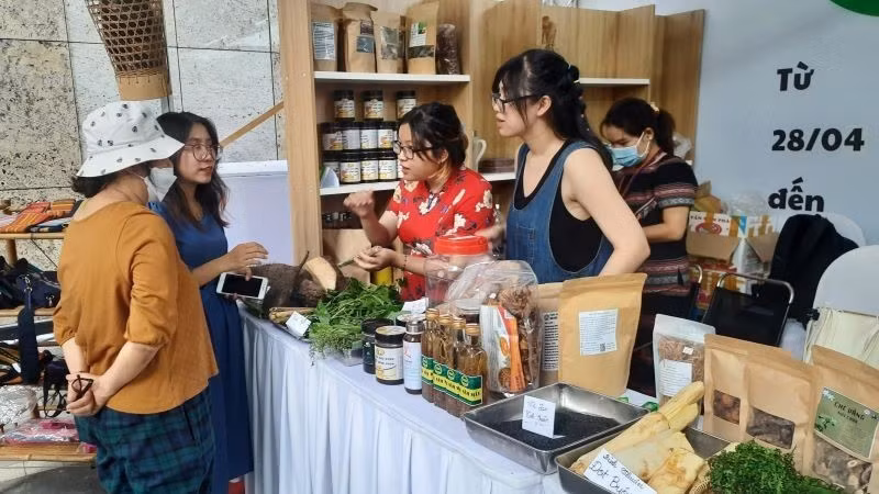 Потребители покупают экологически чистые продукты в г. Хошимине.