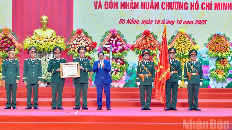 Премьер-министр Фам Минь Тьинь вручает орден Хо Ши Мина вооруженным силам 5-го военного округа. 