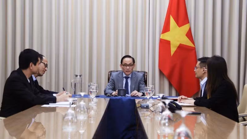 И.о. министра иностранных дел Ле Хоай Чунг во время телефонного разговора. Фото: baoquocte.vn