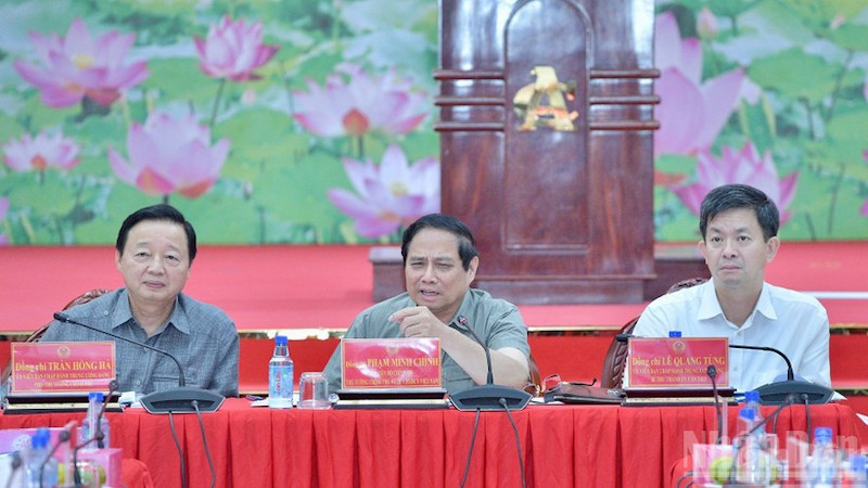 Премьер-министр Фам Минь Тьинь выступает на конференции. Фото: Тхань Жанг