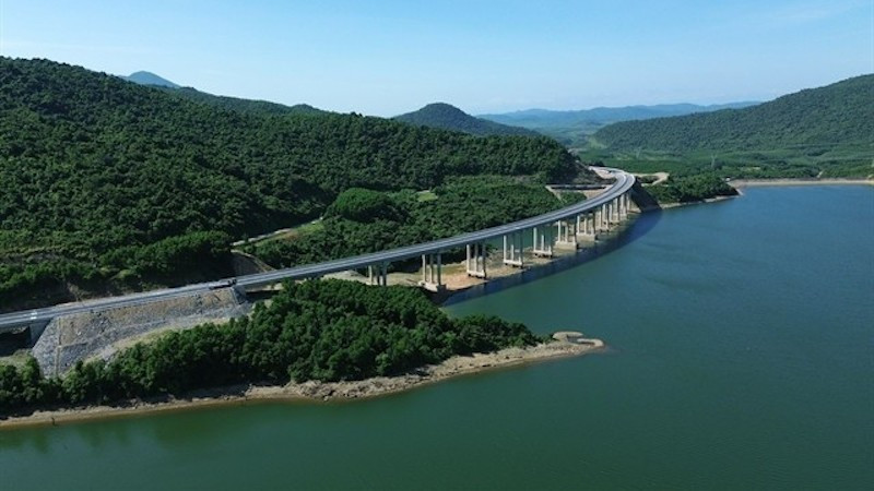 Участок скоростной автомагистрали Вунганг - Бунг, проходящий вдоль побережья и входящий в состав магистрали Север-Юг. Фото: ВИА