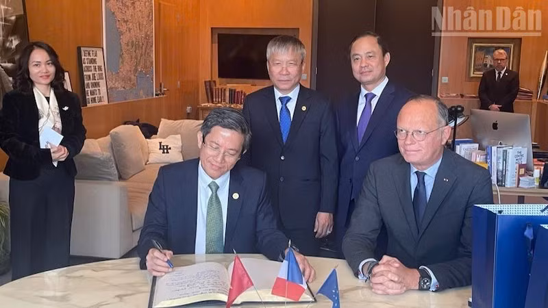 Зампредседателя Народного комитета Дананга Чан Нам Хынг и мэр Гавра Эдуар Филипп подписывают меморандум о взаимопонимании.
