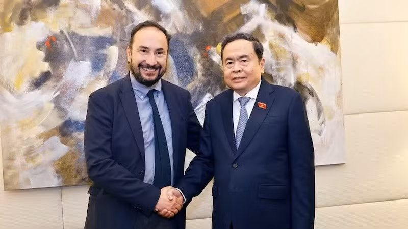 Председатель НС Чан Тхань Ман и Генеральный секретарь Партии коммунистического возрождения Маурицио Ачербо. Фото: ВИА