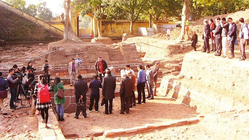 Ученые посещают археологические раскопки в императорской цитадели Тханглонг. Фото: Хоанг Хоа