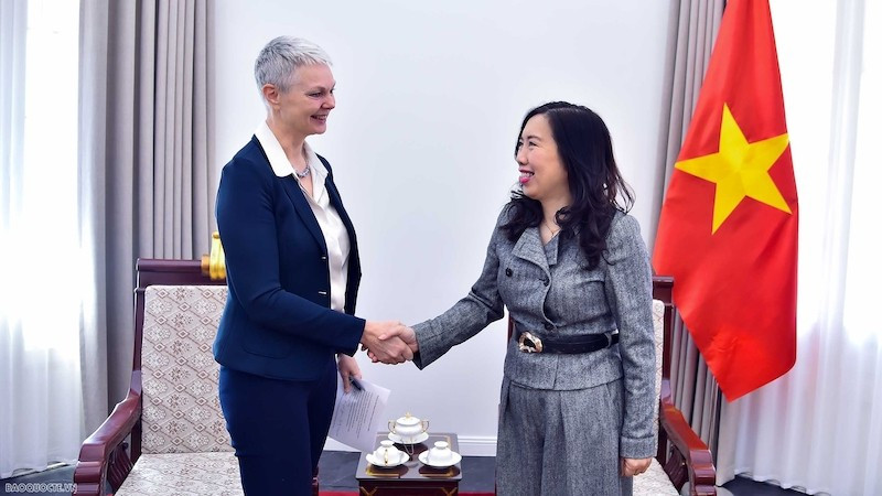 Заместитель министра иностранных дел Ле Тхи Тху Ханг и Посол Норвегии во Вьетнаме Хильда Сольбаккен. Фото: baoquocte.vn