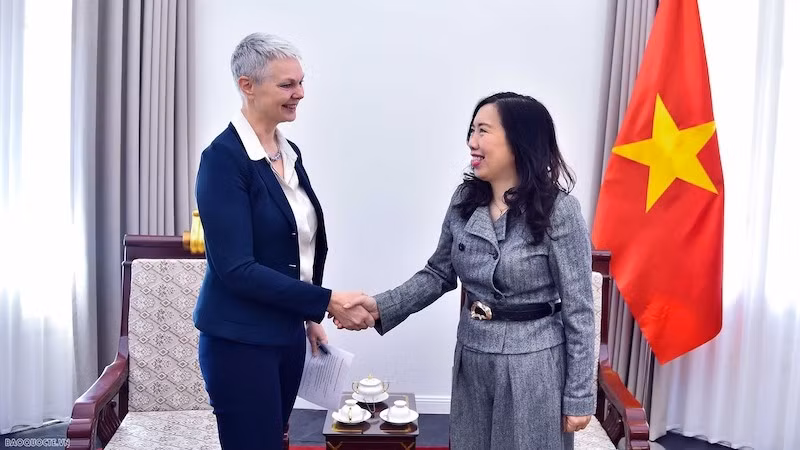 Заместитель министра иностранных дел Ле Тхи Тху Ханг и Посол Норвегии во Вьетнаме Хильда Сольбаккен. Фото: baoquocte.vn